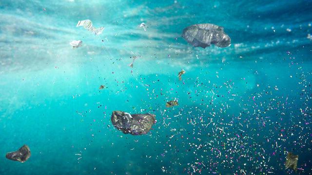 Underwater view of plastic pollution in ocean water 和 microplastics in the current